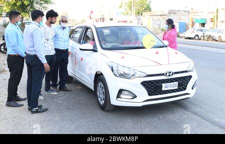 Beawar, Indien. Juni 2020. Der Kunde kauft am ersten Tag der Sperrung der COVID-19 5.0 in Beawar ein neues Auto. (Foto von Sumit Saraswat/Pacific Press) Quelle: Pacific Press Agency/Alamy Live News Stockfoto