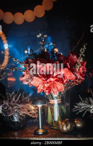Hibiskus in einer transparenten Vase Stockfoto