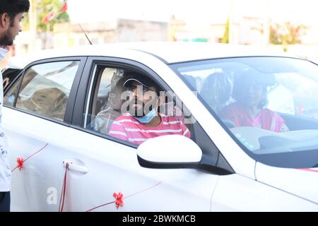 Beawar, Indien. Juni 2020. Der Kunde kauft am ersten Tag der Sperrung der COVID-19 5.0 in Beawar ein neues Auto. (Foto von Sumit Saraswat/Pacific Press) Quelle: Pacific Press Agency/Alamy Live News Stockfoto