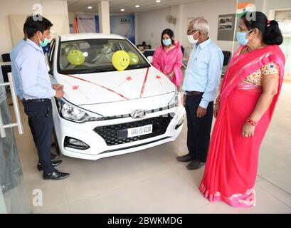 Beawar, Indien. Juni 2020. Der Kunde kauft am ersten Tag der Sperrung der COVID-19 5.0 in Beawar ein neues Auto. (Foto von Sumit Saraswat/Pacific Press) Quelle: Pacific Press Agency/Alamy Live News Stockfoto