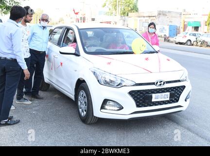 Beawar, Indien. Juni 2020. Der Kunde kauft am ersten Tag der Sperrung der COVID-19 5.0 in Beawar ein neues Auto. (Foto von Sumit Saraswat/Pacific Press) Quelle: Pacific Press Agency/Alamy Live News Stockfoto