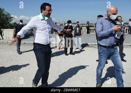 2. Juni 2020 - Rom, Italien - Führer MATTEO SALVINI von der Lega Nord (Lega Nord), macht ein Selfie mit seinen Anhängern vor der Demonstration gegen den italienischen Premierminister Giuseppe Conte im Zentrum von Rom. Quelle: Evandro Inetti/ZUMA Wire/Alamy Live News Stockfoto