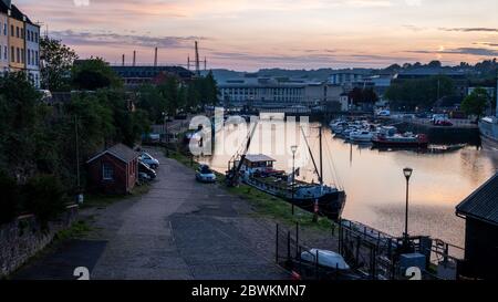 Bristol, England, UK - 11. April 2020: Die Sonne untergeht über dem schwimmenden Hafen von Bristol und Hausboote liegen am Redcliffe Quay und Mud Dock, als viewe Stockfoto