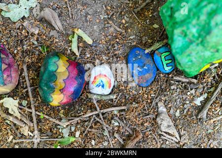 Handbemalte NHS Steine Anti Covid 19 Stockfoto