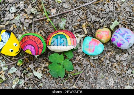 Handbemalte NHS Steine Anti Covid 19 Stockfoto