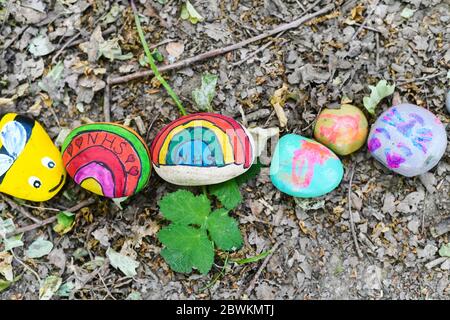 Handbemalte NHS Steine Anti Covid 19 Stockfoto