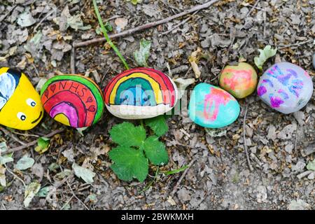 Handbemalte NHS Steine Anti Covid 19 Stockfoto