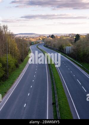 Die Ringstraße A4174 in Bristol ist während der Sperrung wegen der Pandemie Covid-19 im März 2020 vom Verkehr entvölkert. Stockfoto