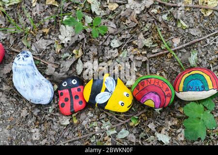 Handbemalte NHS Steine Anti Covid 19 Stockfoto