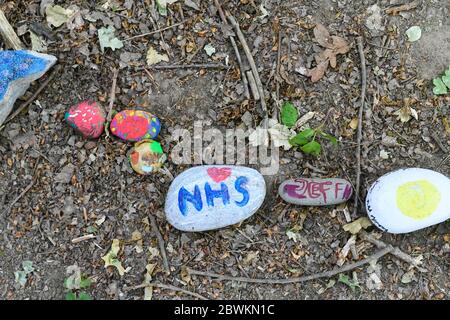 Handbemalte NHS Steine Anti Covid 19 Stockfoto
