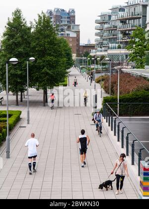 London, England, Großbritannien - 18. Juni 2013: Wanderer, Radfahrer und Jogger nutzen den Themse Path neben neu erbauten Wohnhäusern in Wandsworth. Stockfoto