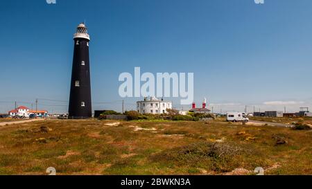 Dungeness, England, UK - 8. Juni 2013: Der Dungeness Leuchtturm steht am Denge Beach an der Kent Küste vor einem blauen Sommerhimmel. Stockfoto