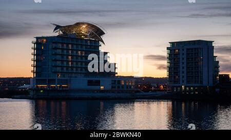 Cardiff, Wales, Großbritannien - 17. März 2013: Das neu erbaute St David's Hotel und die Apartmentgebäude stehen an den Ufern der Cardiff Bay während der Sanierung Stockfoto
