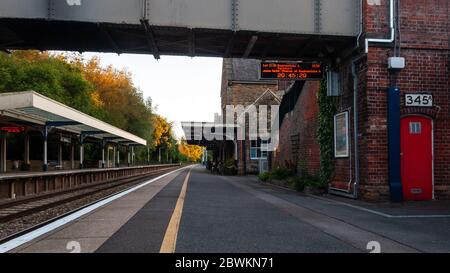 Sherborne, England, Großbritannien - 23. Juli 2012: Der Bahnhof Sherborne steht an einem Sommerabend leer. Stockfoto