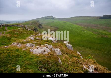 Der Wanderweg Hardian's Wall Path führt entlang der Highshield und Peel Crags oberhalb der Steel Rigg Moors in Northumberland. Stockfoto