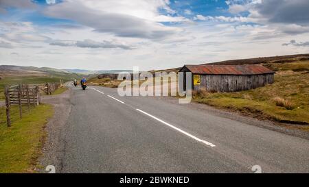 Teesdale, England, Großbritannien - 25. Mai 2011: Motorradfahrer fahren auf einer kurvenreichen Landstraße durch das Lunedale Tal in den North Pennines Moors der Grafschaft Durha Stockfoto
