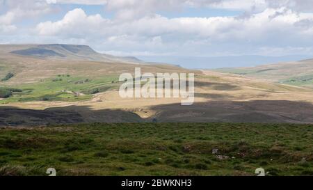 Sonne scheint auf dem hohen Moorland des Wild Boar Fills und den Tälern von Eden und Garsdale in den Yorkshire Dales Hügeln. Stockfoto