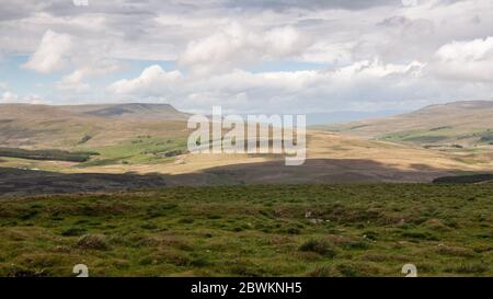 Sonne scheint auf dem hohen Moorland des Wild Boar Fills und den Tälern von Eden und Garsdale in den Yorkshire Dales Hügeln. Stockfoto