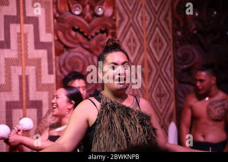 Maori-Zeremonie/ Kulturveranstaltung im Meeting House, Waitangi. Frau mit Kinn Tattoo.Treaty Grounds, Bay of Islands, North Island, Neuseeland. Stockfoto