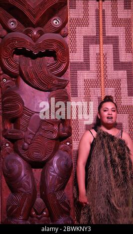 Maori-Zeremonie/ Kulturveranstaltung im Meeting House, Waitangi. Frau mit Kinn Tattoo.Treaty Grounds, Bay of Islands, North Island, Neuseeland. Stockfoto