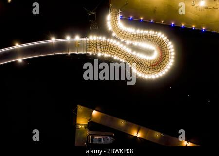 Melbourne Australien 18. Mai 2020 : Luftaufnahme der Webb Brücke in Melbournes docklands Viertel bei Nacht Stockfoto