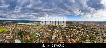 Luftaufnahme von 180 Grad des Melbourner Vororts Preston Victoria an einem bewölkten Herbsttag. Die Stadt Melbourne kann in der Ferne gesehen werden. Stockfoto
