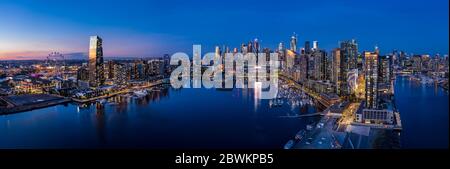 Melbourne Australien 18. Mai 2020 : Luftaufnahme des docklands-Viertels von Melbourne mit dem CBD im Hintergrund Stockfoto