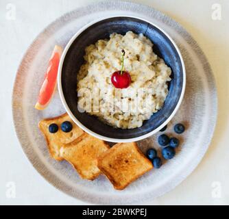 Gesundes Frühstück. Haferflocken Haferbrei mit Toast. Stockfoto