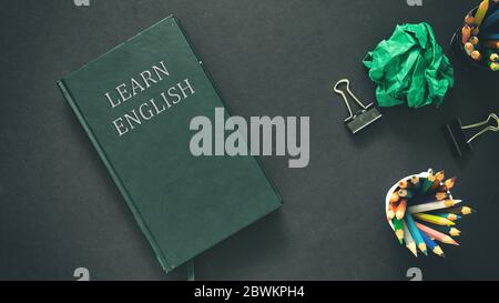 Englisch lernen Konzept flat lay von englischen Buch und Schulinstrumente auf Tisch Online englischkurse Stockfoto