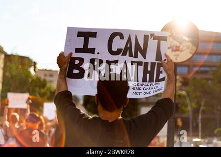 Barcelona, spanien - 1. juni 2020: Weißer Mann marschiert mit schwarzen Leben Materie Bewegung hält ich kann nicht atmen Banner Stockfoto