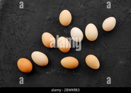 Frische Country-Eier auf dem Tisch verteilt Stockfoto