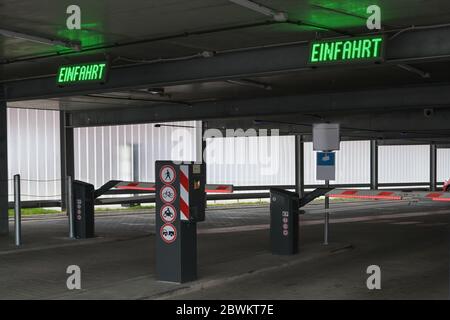 Parkhaus oder Parkhaus mit Schranken und Parkscheinautomaten, deutsch gekennzeichnet mit Einfahrt, also Eingang, Verkehrskonzept im c Stockfoto
