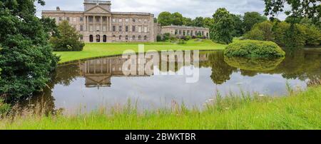 Lyme Hall historischen englischen stattlichen Haus und Park in Cheshire, Großbritannien mit Menschen genießen sich in den Gärten Stockfoto