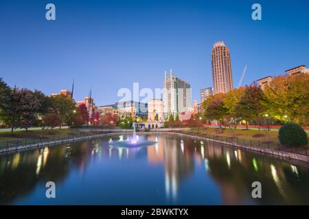 Atlanta, Georgia, USA Skyline von Atlantic Station in der Dämmerung mit Herbstlaub. Stockfoto