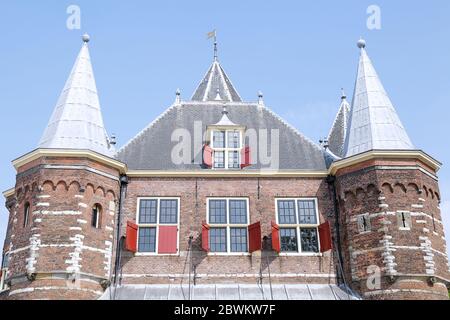 Das Waag (Wiegehaus), ein Gebäude aus dem 15. Jahrhundert am Nieuwmarkt in Amsterdam, Niederlande Stockfoto