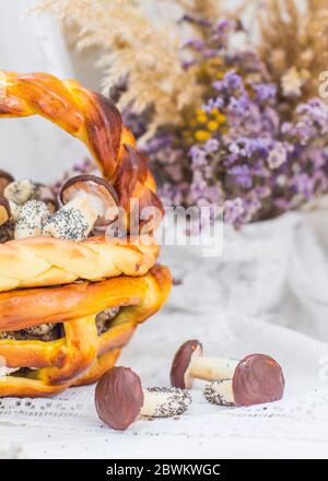 Kekse Pilze glasiert in weißer und brauner Schokolade in Korbteigkorb. Nachtisch. Wunderschön süß Stockfoto