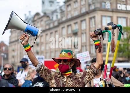 Demonstration in Amsterdam. Protestierende gegen Polizeibrutalität gegen afro-amerikanische Bürger in den USA nach dem Tod von George Floyd. Stockfoto