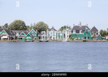 Grüne typische Häuser im holländischen Dorf Zaanse Schans, Niederlande Stockfoto