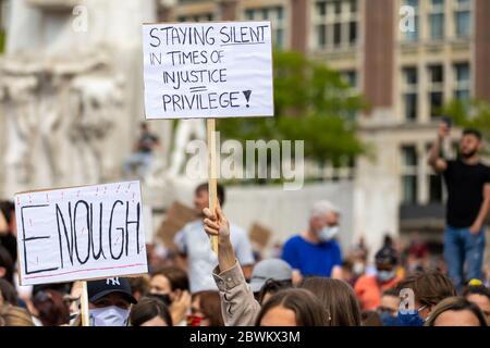 Demonstration in Amsterdam. Protestierende gegen Polizeibrutalität gegen afro-amerikanische Bürger in den USA nach dem Tod von George Floyd. Stockfoto