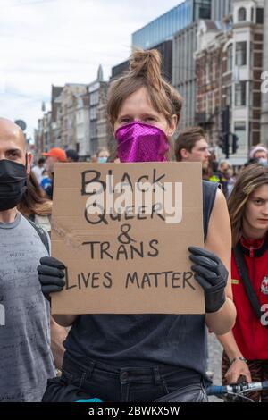 Demonstration in Amsterdam. Protestierende gegen Polizeibrutalität gegen afro-amerikanische Bürger in den USA nach dem Tod von George Floyd. Stockfoto