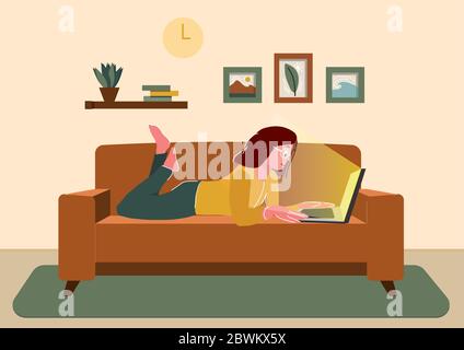 Freiberufliches Heim- oder Studienkonzept. Remote-Arbeit. Frau arbeitet zu Hause sitzen. Mädchen mit Computer liegt auf der Couch. Cartoon flache Vektor-Illustration Stock Vektor