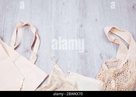 Baumwolle Öko Gitter Taschen und für kostenlose Kunststoff-Shopping Stockfoto
