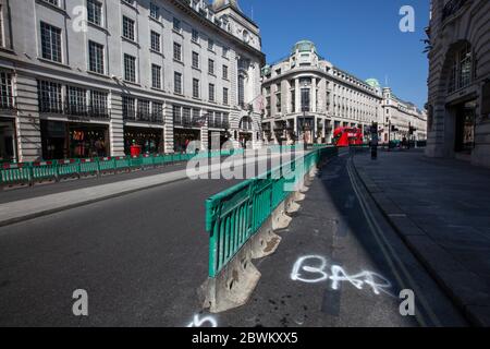 Rauer Schlaf in einem Laden Tür entlang Regent Street in London während der Coronavirus Sperrung, Großbritannien Stockfoto