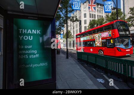 Erweiterte Bürgersteige bereit für die Aufnahme von Fußgängern in London während der Coronavirus Lockdown Beschränkungen, wo Unternehmen bald zu öffnen, Großbritannien Stockfoto