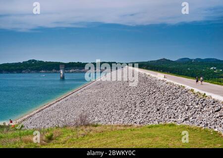 Canyon Dam, ein Erdstaudamm am Canyon Lake, künstlicher Stausee in Hill Country, Blick vom Overlook Park, Texas, USA Stockfoto