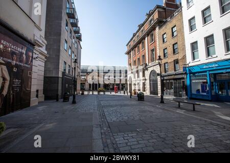 Leere Straßen von Covent Garden im West End in London während der Sperrbeschränkungen des Coronavirus, wo Unternehmen nicht öffnen können, Großbritannien Stockfoto