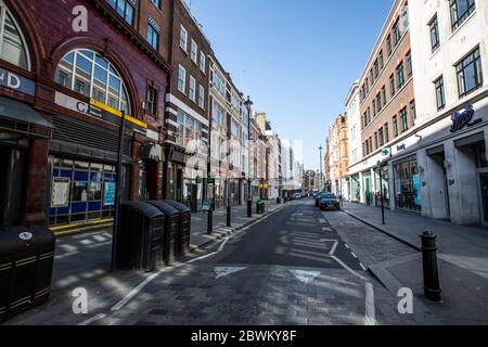 Leere Straßen von Covent Garden im West End in London während der Sperrbeschränkungen des Coronavirus, wo Unternehmen nicht öffnen können, Großbritannien Stockfoto