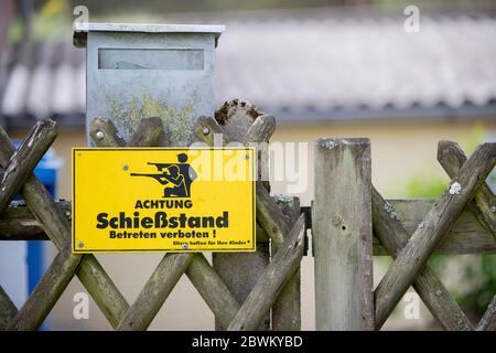 27. Mai 2020, Brandenburg, Gadow, Wittstock/Dosse: 'Achtung Schießstand. Keine Übertretung! Eltern haften für ihre Kinder ist auf einem Schild am Ziel des Schießvereins geschrieben. Der Club wird am 6. Juni wieder zum Training eröffnet, nachdem er wegen Corona geschlossen wurde. Foto: Christoph Soeder/dpa-Zentralbild/ZB Stockfoto