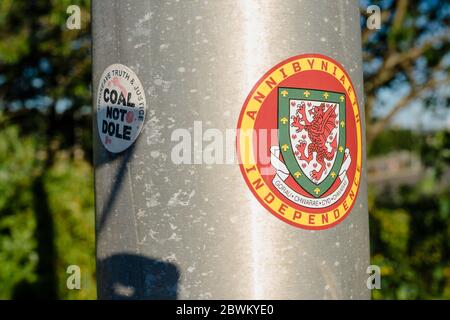 MERTHYR TYDFIL, WALES - 01. JUNI 2020 - Wales Fußball-Abzeichen Aufkleber Förderung der Unabhängigkeit in Wales. Stockfoto