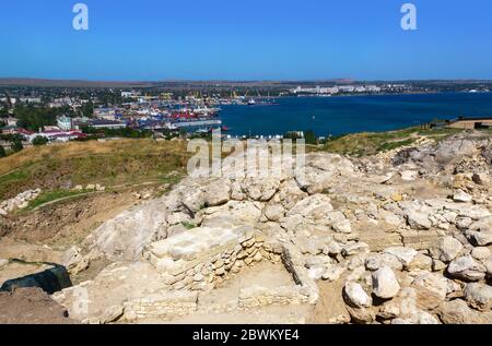 Archäologische Ausgrabungen an den Ruinen der antiken griechischen Stadt Panticapaeum auf dem Berg Mithridates mit Blick auf das Schwarze Meer Stockfoto